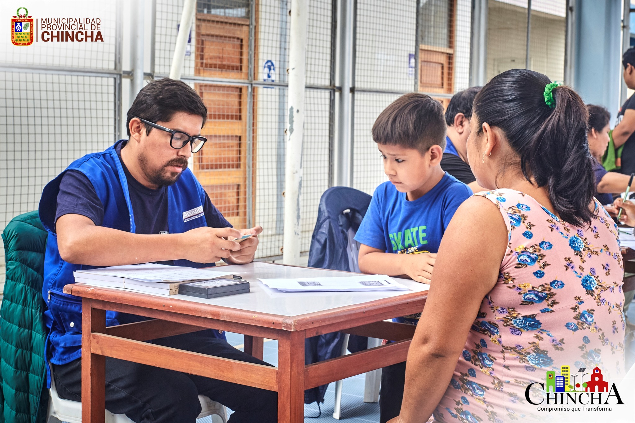 La sub gerencia de registro civil, en coordinaci贸n de oficina de la RENIEC CHINCHA realiza esta gran campa帽a de tr谩mites c贸mo son (Renovaci贸n, Duplicado, actualizaci贸n de datos), para ni帽os y adultos del Documento Nacional de Identidad . En esta oportunidad el personal de RENIEC, est谩 atendiendo a los vecinos de la provincia de Chincha y sus distritos .