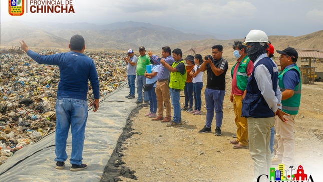 Funcionarios de la Sub Gerencia de Saneamiento, Salud y Gestión Ambiental de la entidad municipal y representante del Ministerio de Ambiente, llegaron hasta el local municipal donde está el "relleno sanitario" 