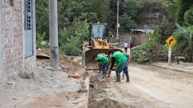 La municipalidad distrital de Sapillica realiza Trabajos de limpieza y descolmatización de calles y canaletas en el casco urbano de nuestro distrito, ello con la finalidad de mejorar la limpieza y contribuir en el flujo de aguas en temporada de invierno. 

Municipalidad Distrital de Sapillica al servicio del pueblo.