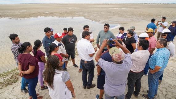 Gobernador coordina ampliar salida del río por canal de Chutuque (Sechura)