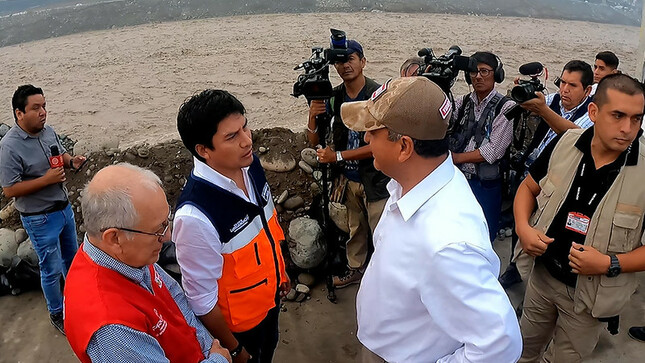 El ministro del Interior, Vicente Romero, informó que la Policía Nacional del Perú (PNP) está trabajando en alerta absoluta ante las emergencias que se registran en distintas partes del país por el fenómeno climático y están respondiendo con prontitud ante las emergencias.

En esa línea, destacó el trabajo esforzado y solidario que cumplen, tanto policías como bomberos, quienes son los primeros en responder ante un llamado de auxilio de la comunidad, como ocurrió esta madrugada en Pachacámac, donde la Policía Nacional, junto a Defensa Civil, lograron evacuar a 50 personas que estaban aisladas por los desbordes.

El titular del Interior, junto al ministro de Educación, Óscar Becerra y el alcalde de San Juan de Lurigancho, Jesús Maldonado, inspeccionaron este miércoles el cauce del río Rímac ante la posibilidad de un desborde debido a las fuertes lluvias que se registran en Lima, y destacó el trabajo articulado entre el gobierno nacional y los gobiernos locales para prevenir y mitigar los daños ante la emergencia.

Las autoridades evaluaron la zona de Malecón Checa, principalmente el estado de las defensas ribereñas, y coordinaron medidas de prevención ante posibles desbordes.

En San Juan de Lurigancho, el titular del Ministerio del Interior (Mininter) indicó que hasta el momento no hay daños personales ni daños materiales de consideración, lo cual es resultado de las labores de coordinación y articulación efectiva entre autoridades y Defensa Civil para monitorear de cerca la situación y tomar medidas preventivas oportunas.

Alerta naranja en río Rímac

El ministro Romero explicó que el río Rímac tiene en este momento unos 80 metros cúbicos por segundo de caudal, lo que representa la alerta naranja. 

Afirmó que la situación ocasionada por las fuertes lluvias ha activado la acción inmediata del Ejecutivo y, por ello, en este momento todos los ministros están abocados a atender las emergencias y las respuestas inmediatas, articulando con los alcaldes que juegan un papel importante dentro de la comunidad.

Locales policiales afectados

El titular del Interior sostuvo que la situación de emergencia climática que vive el país también afecta a los locales de la Policía Nacional, ya que se han reportado más de 66 dependencias policiales afectadas a nivel nacional.

“Hay algunas dependencias con bastante riesgo, otras con filtraciones. Por eso ya hay un equipo de funcionarios del sector Interior trabajando en la zona norte, para poder atender las emergencias y las necesidades inmediatas de nuestro personal policial”, detalló.
