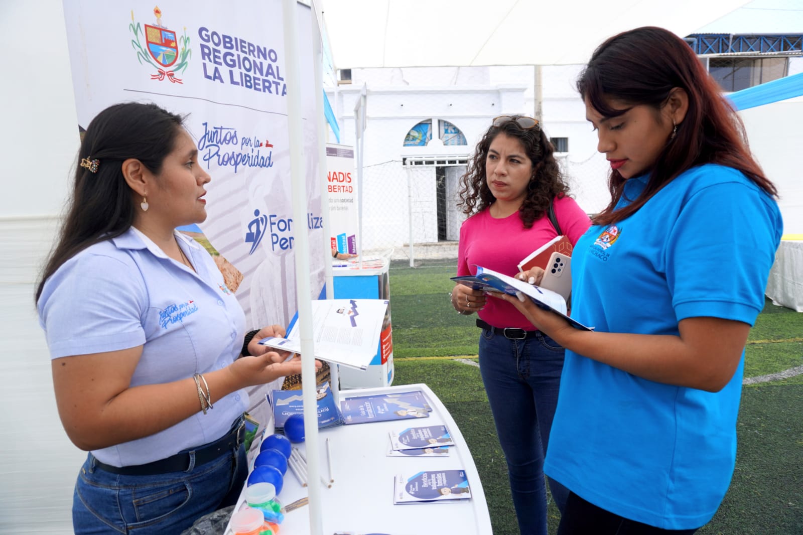500 ciudadanos multiplican sus oportunidades laborales con capacitaciones del gobierno regional