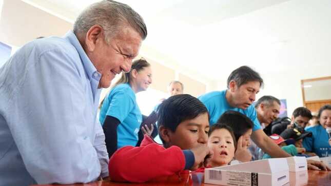 César Acuña: “Todos los colegios estatales de La Libertad tendrán aulas digitales al 2026”
