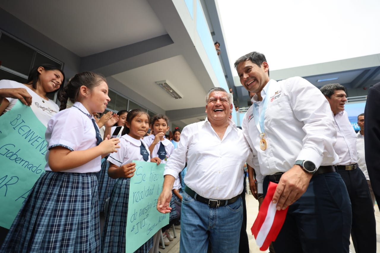 César Acuña: “Todos los colegios estatales de La Libertad tendrán luz