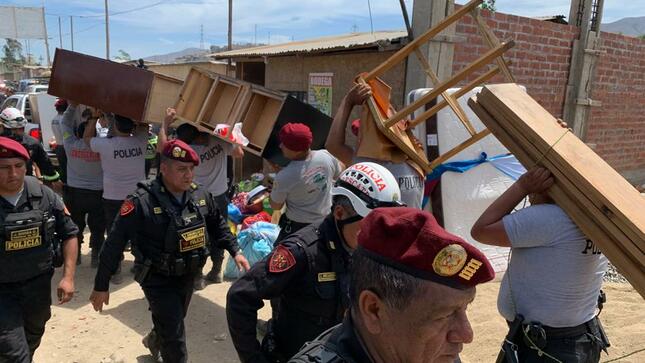 Desde el inicio de la emergencia, la Policía Nacional del Perú (PNP) ha logrado rescatar un total de 1339 personas en situación de peligro. Entre los rescatados están niños, ancianos, mujeres embarazadas y personas con discapacidad que fueron evacuados de las zonas más afectadas a lugares seguros, tras la caída de lluvias intensas en diversas zonas de Lima.

Las unidades especializadas de la División de Emergencias de la PNP como Emergencias (Uneme) Norte y Este, Los Halcones y la Unidad de Operaciones Especiales de Auxilio y Rescate (Unioear) han trabajado intensamente desde el pasado 13 de marzo, para rescatar a las personas afectadas por las inundaciones y deslizamientos de tierra y lodo, tras la activación de 18 quebradas en la capital peruana.

Los agentes de la PNP, equipados con herramientas especializadas y vehículos de rescate, se movilizaron hasta Comas, Ancón, Carabayllo, Cieneguilla, Lurigancho-Chosica, Chaclacayo y Ate para apoyar en la reubicación de las familias damnificadas.

Rescates en Lima Norte

Según el reporte policial, la Unidad de Los Halcones, base Norte, en coordinación con la Unidad de Operaciones Especiales de Auxilio y Rescate lograron auxiliar y reubicar a 930 personas del asentamiento humano Las Esperanzas del Valle Chillón, en Comas, y a otras 120 personas a la altura del peaje de Ancón.

Gracias al apoyo de la Uneme Norte también fueron reubicados 70 damnificados del centro poblado Nuevo San Juan, en Puente Piedra. Lo mismo sucedió con 50 personas de las riberas del río Chillón y a otras 13 personas de la zona de San Pedro de Carabayllo, en El Remanso, Comas.

Por su parte, la Unidad de Emergencia Este logró poner a buen recaudo a 99 personas que se encontraban en peligro en las zonas de La Floresta, en Chosica, y Alfonso Jovián, en Chaclacayo; también en el asentamiento humano Huaycán, en Ate, y Río Seco, en Cieneguilla. La Unidad de Rescate de la PNP, asimismo, logró auxiliar a 100 personas que se encontraban en peligro de ser arrastradas por un huaico en la intersección de las avenidas Los Laureles y Las Castañas, en Chaclacayo.

PNP en alerta absoluta

El ministro del Interior, Vicente Romero, remarcó que la PNP se encuentra en alerta absoluta, a fin de atender la emergencia que ocasiona el fenómeno climático en nuestro país.

"Estamos comprometidos con la seguridad y el bienestar de la población. Nuestros agentes están capacitados y preparados para brindar ayuda inmediata a quienes lo necesitan", afirmó el ministro durante la inspección del río Rímac, en el malecón Checa, en San Juan de Lurigancho.

La labor de las unidades de Emergencia de la PNP ha sido fundamental para atender la emergencia en el norte y sur de Lima, y rescatar a las personas afectadas por los huaicos. La PNP seguirá trabajando en la zona para brindar apoyo a las personas afectadas.
