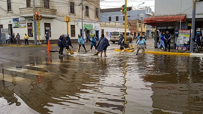 Desde la madrugada, nuestro personal de limpieza pública se encuentra retirando el agua acumulada de las calles del Callao.