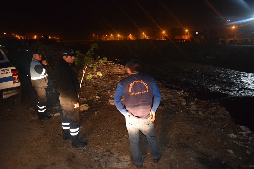 Durante toda la madrugada, personal de Defensa Civil y Serenazgo de la municipalidad del Callao vigilaron el caudal del rio Chillón.