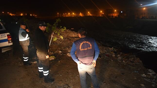 Durante toda la madrugada, personal de Defensa Civil y Serenazgo de la municipalidad del Callao vigilaron el caudal del rio Chillón. 