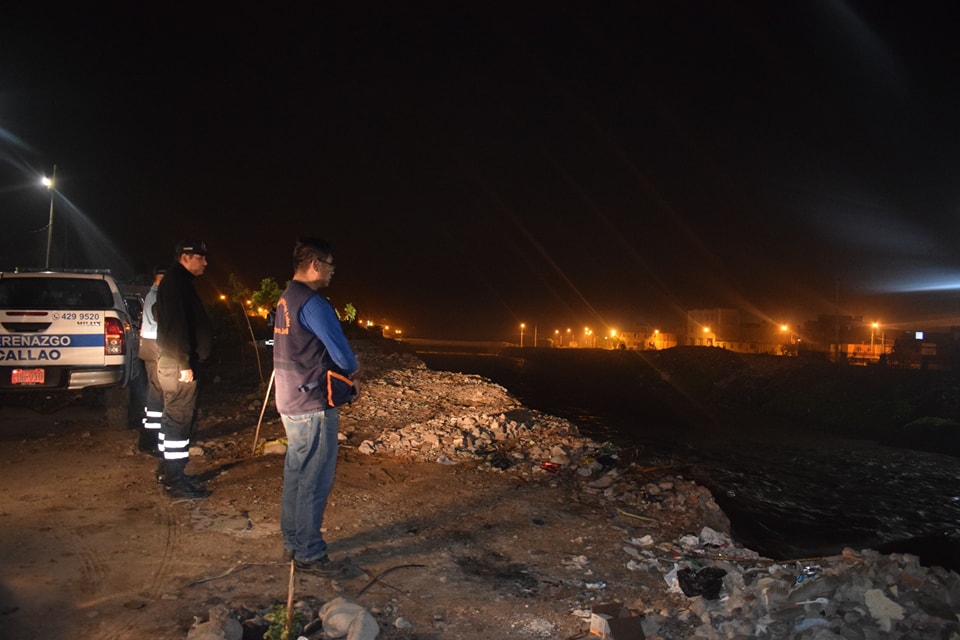 Durante toda la madrugada, personal de Defensa Civil y Serenazgo de la municipalidad del Callao vigilaron el caudal del rio Chillón.