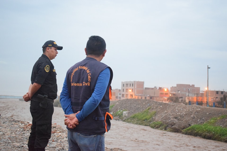 Durante toda la madrugada, personal de Defensa Civil y Serenazgo de la municipalidad del Callao vigilaron el caudal del rio Chillón.
