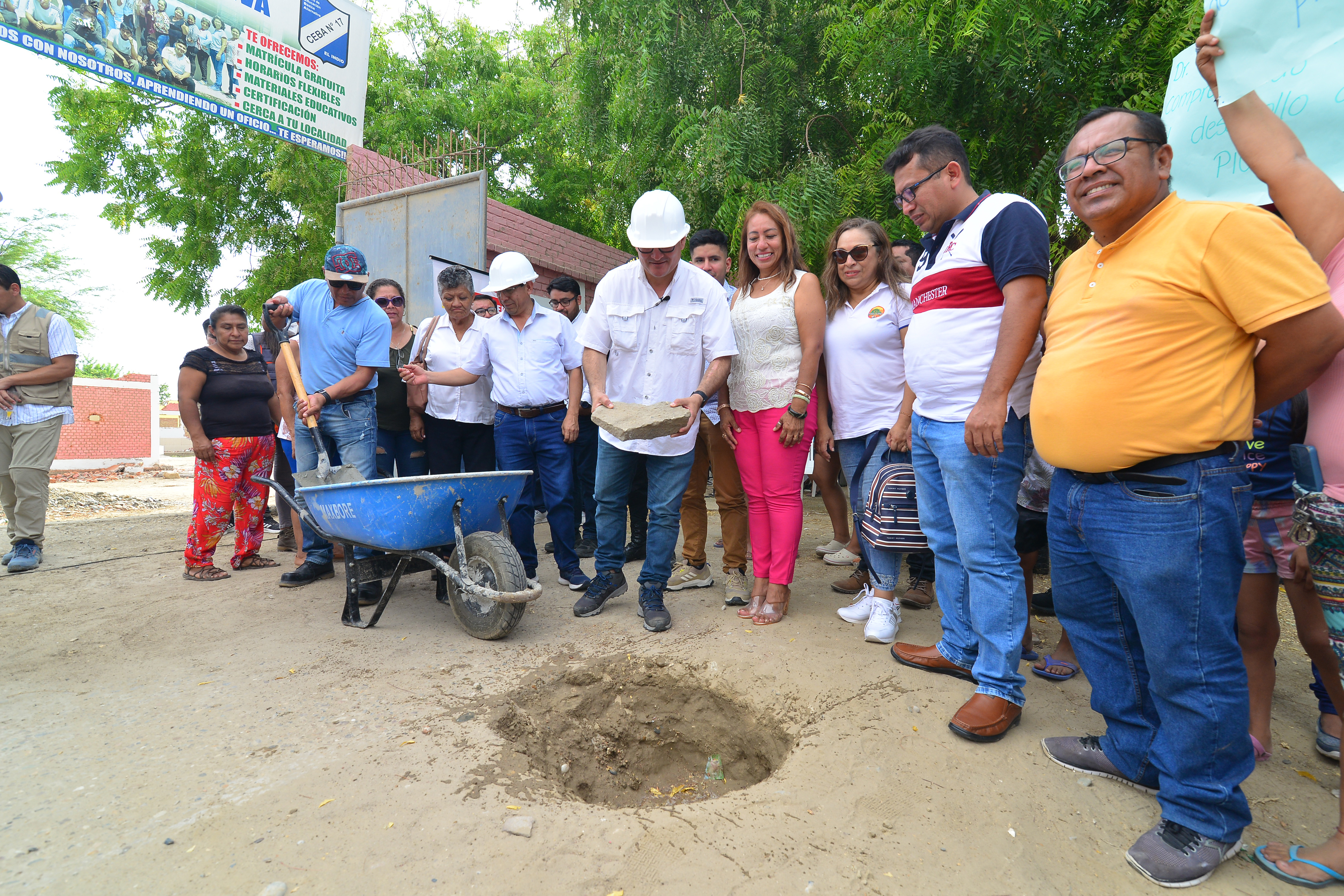 Alcalde puso la primera piedra para la nueva infraestructura