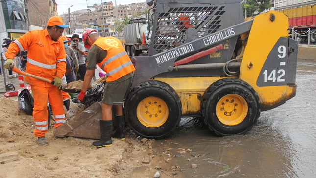 Maquinaria de la Municipalidad de Chorrillos participó de los trabajos
