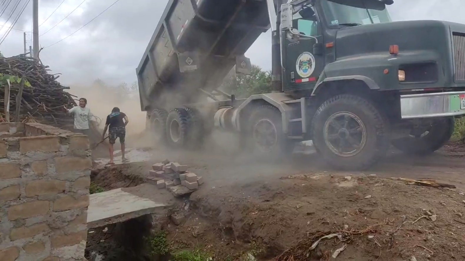 Alerta Huaral: Cabuyal queda aislado por deslizamiento de lodo y piedras y la MPH viene interviniendo con maquinaria