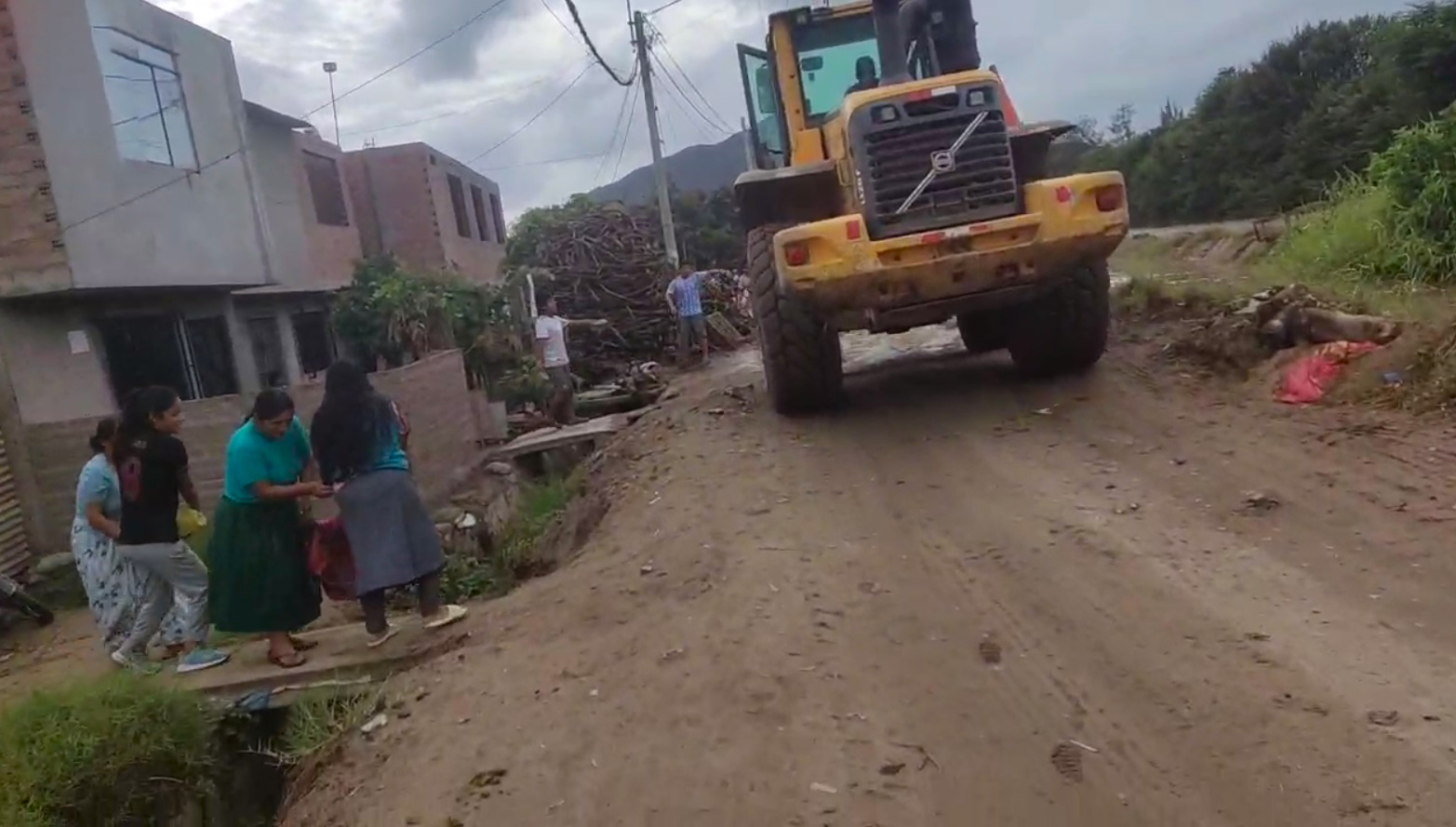 Alerta Huaral: Cabuyal queda aislado por deslizamiento de lodo y piedras y la MPH viene interviniendo con maquinaria