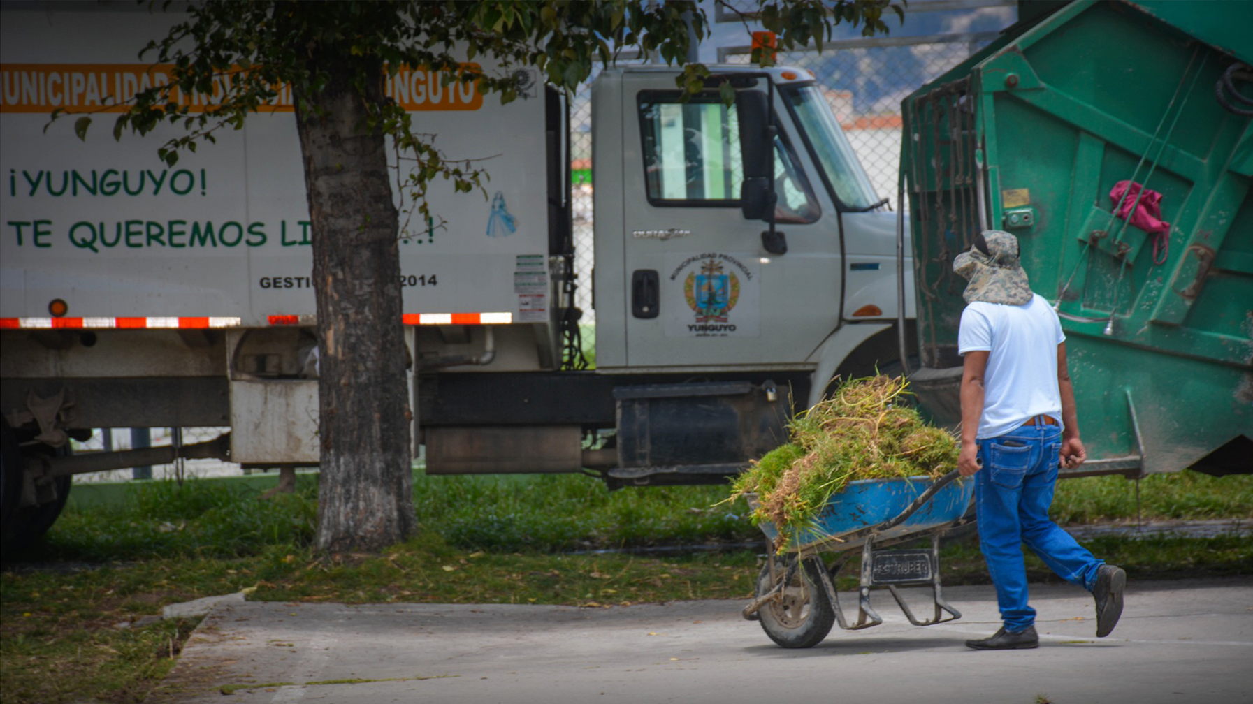 Municipio de Yunguyo realiza trabajos de Limpieza en el complejo deportivo del Barrio Agua Dulce