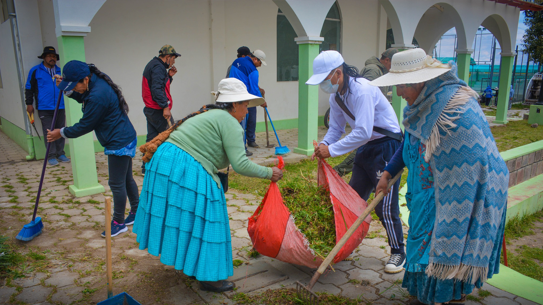 Municipio de Yunguyo realiza trabajos de Limpieza en el complejo deportivo del Barrio Agua Dulce