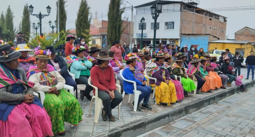 El alcalde provincial de Mariscal Nieto, John Larry Coayla, entregó más de 350 puestos de trabajo exclusivamente para mujeres de estos dos distritos.