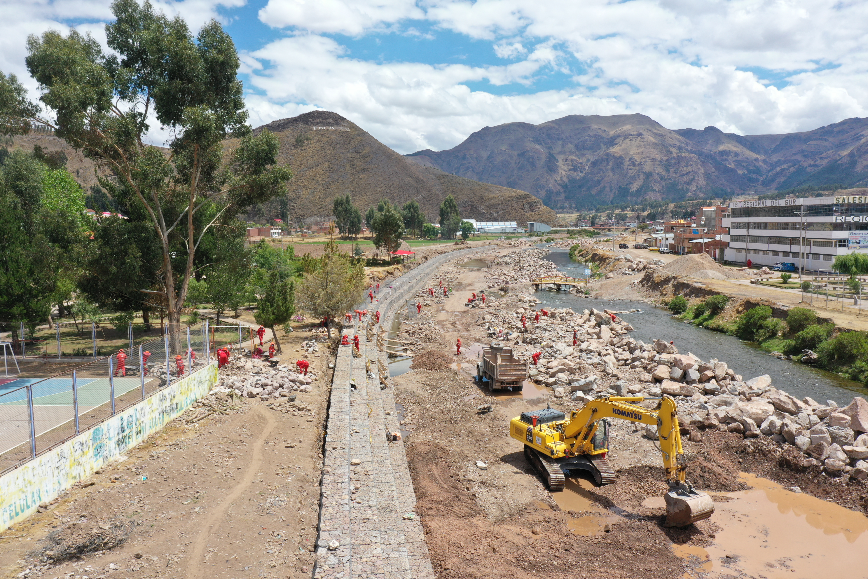 Empleo de maquinaria pesada para la construcción de la defensa ribereña