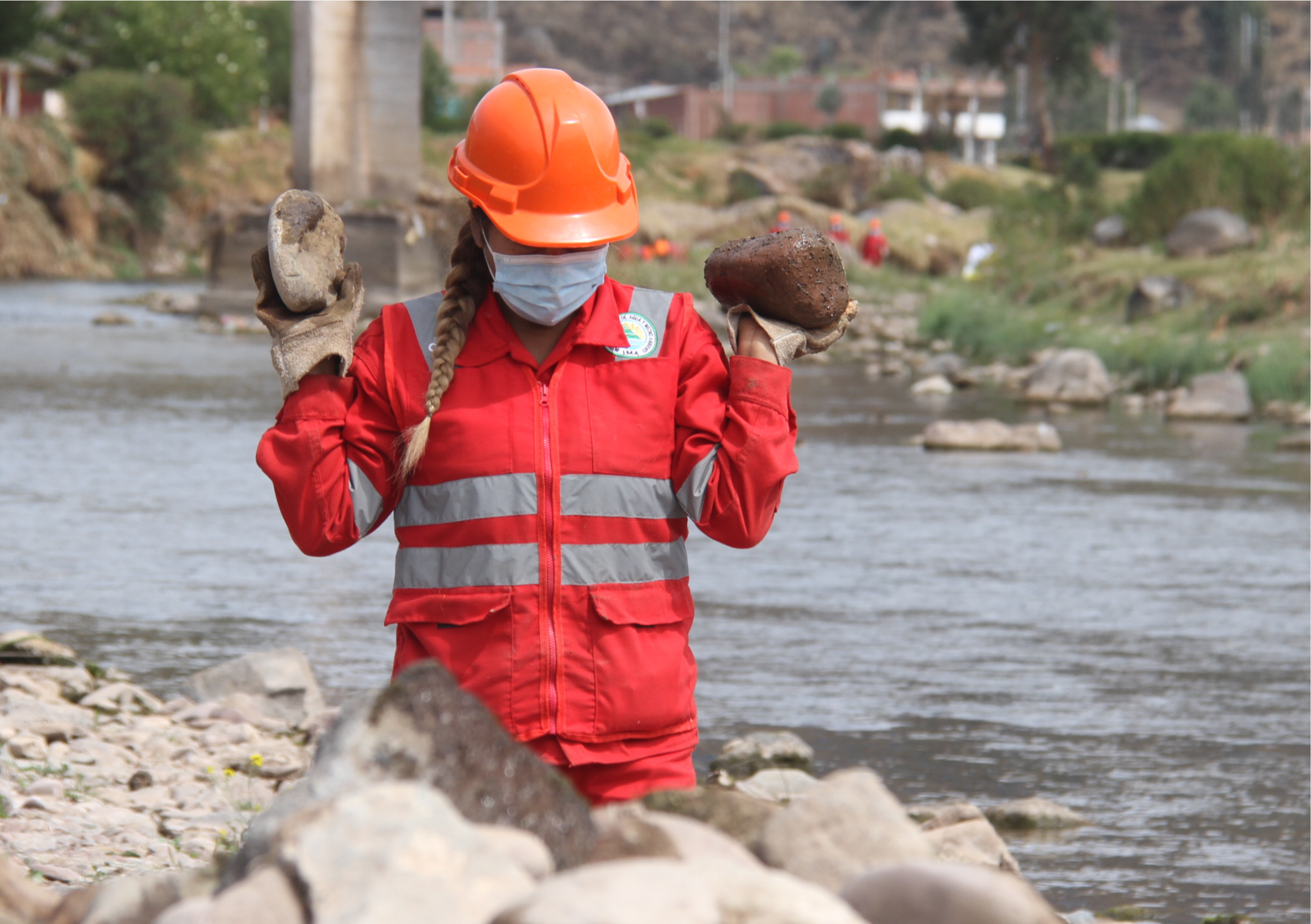 Obrera trabajando en la construcción de la defensa ribereña