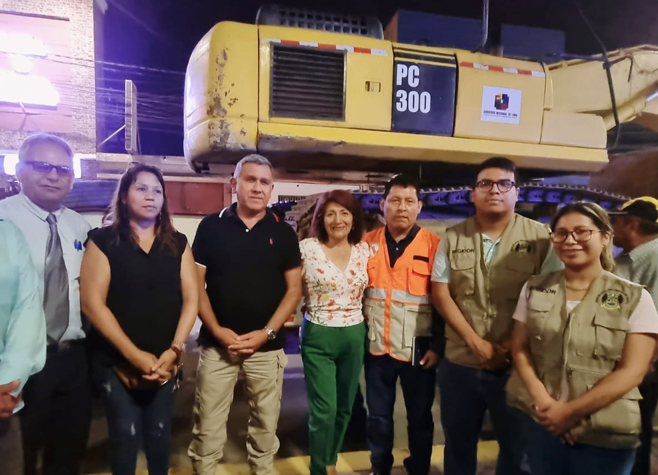 Tras reiteradas gestiones del alcalde Fernando Cárdenas llegan dos maquinarias del gobierno regional