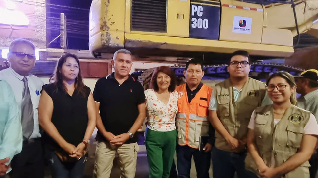 Tras reiteradas gestiones del alcalde Fernando Cárdenas llegan dos maquinarias del gobierno regional
