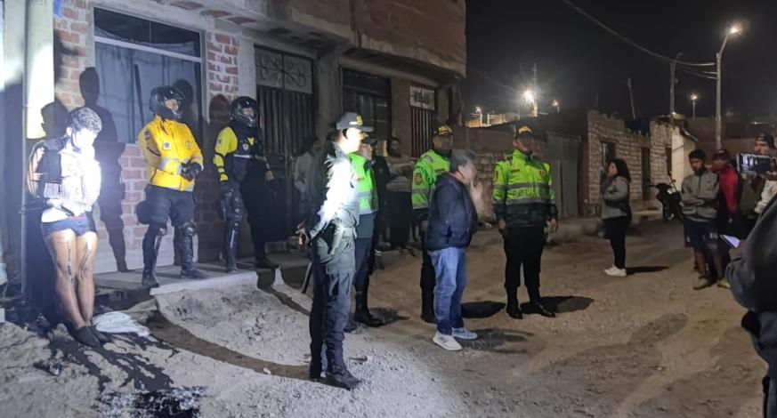 Agentes del serenazgo de la Municipalidad Provincial de Mariscal Nieto apoyaron las diligencias de la Policía Nacional y el fiscal Ramiro Molina, para que los pobladores de la urbanización La Victoria, en el distrito de Samegua, entreguen a un presunto ladrón a las autoridades.