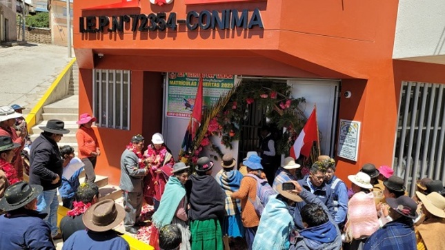 mamitas ingresando al colegio