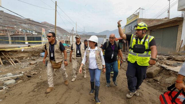 Ministra de Cultura lleva ayuda a afectados por lluvias en Cieneguilla