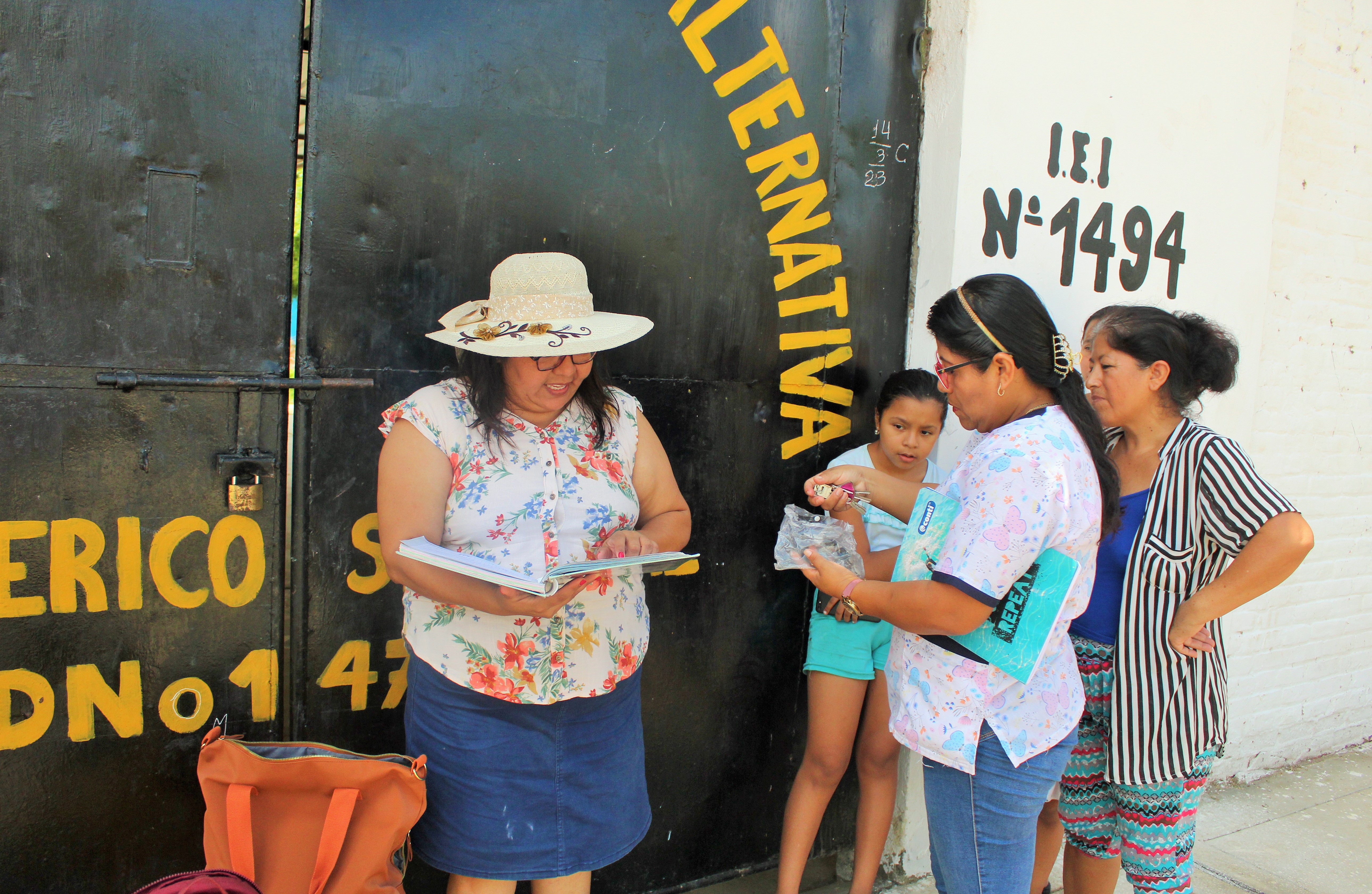 Profesora y Madres de familia entrega de llaves