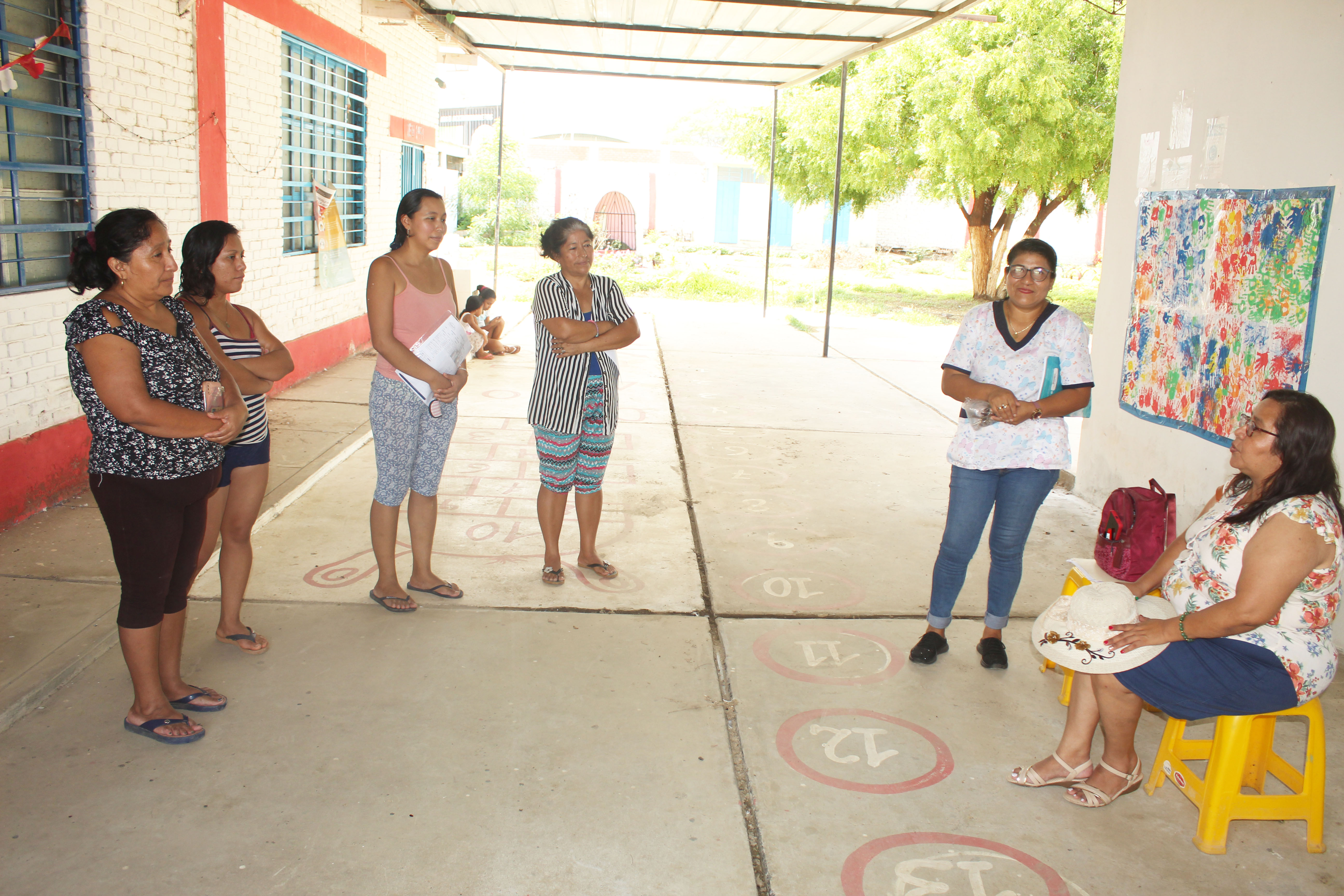 Madres de familia, docente y especialista de UGEL