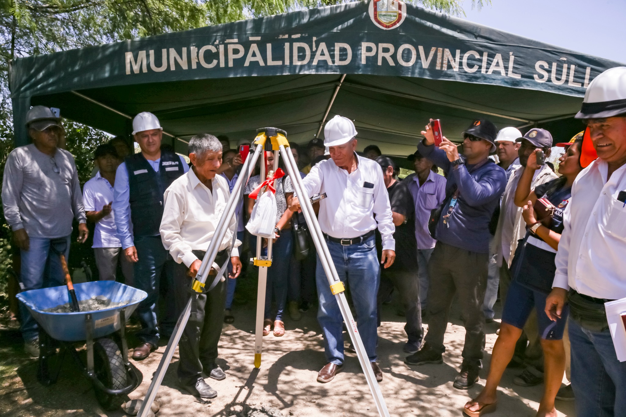 Alcalde Entrega Terreno Para Obra En Centro Poblado San Pedro Y San Pablo De Somate Alto