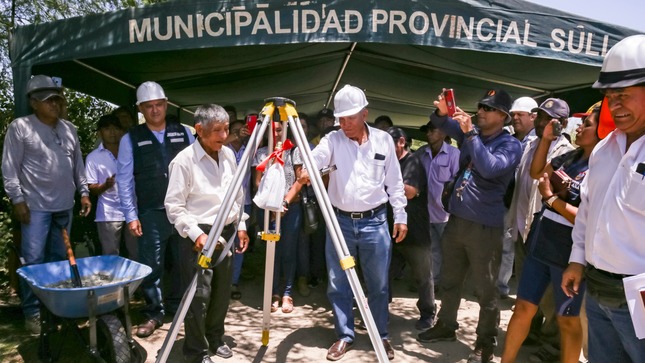 Alcalde Entrega Terreno Para Obra En Centro Poblado San Pedro Y San Pablo De Somate Alto