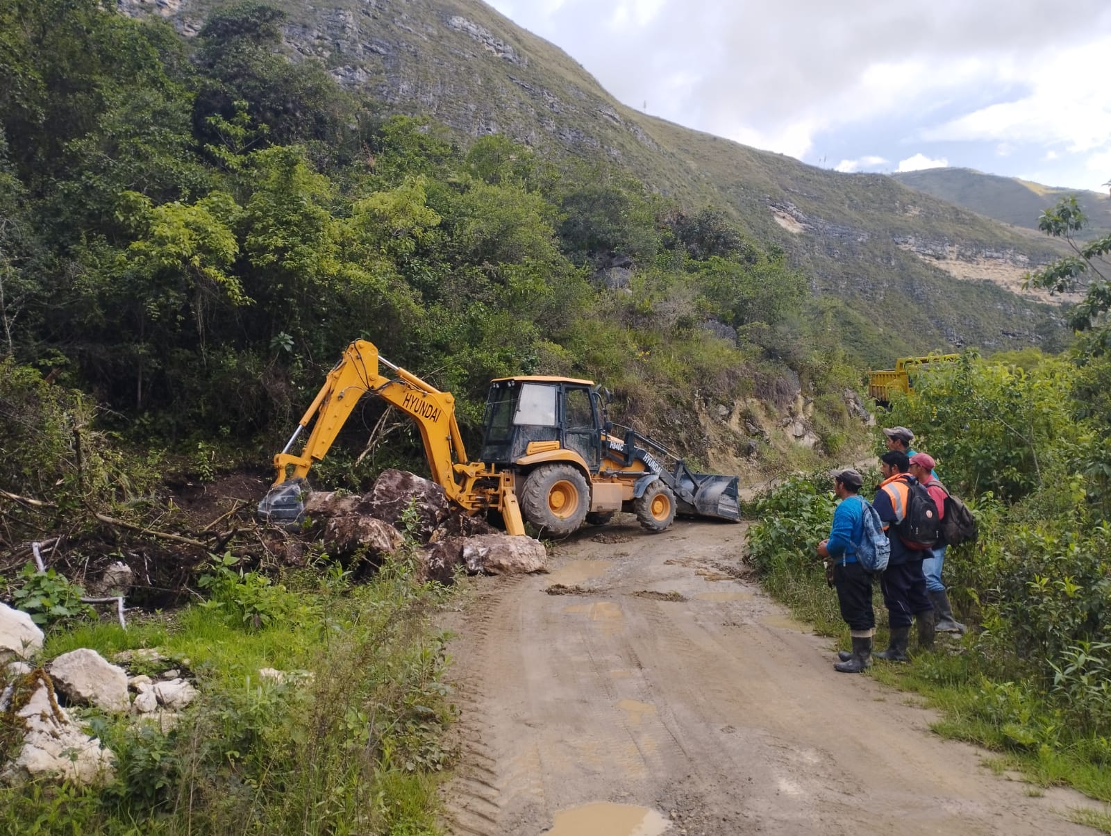 Foto trabajando en el hundimiento de la carretera