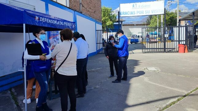 Representante de la Defensoría del Pueblo atendiendo consultas ciudadanas