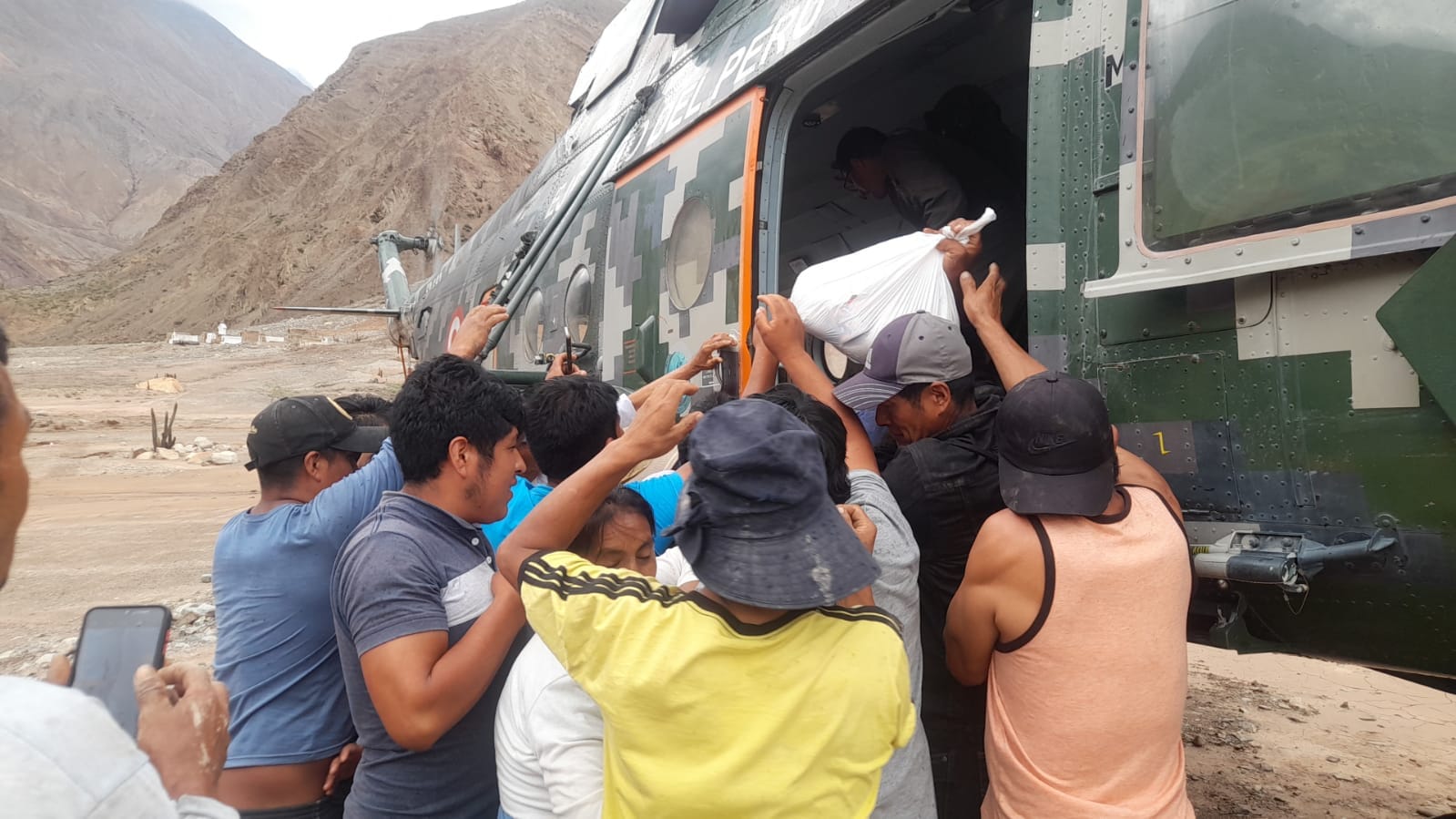 GORE y Ejército continúan rescate de 300 pasajeros varados en Pataz