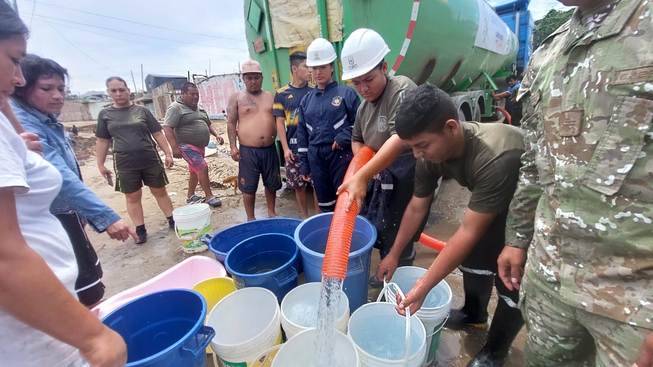 GORE distribuye agua a población afectada por la emergencia