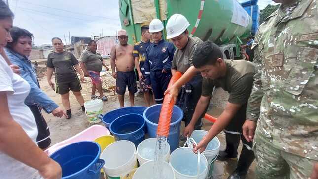 GORE distribuye agua a población afectada por la emergencia