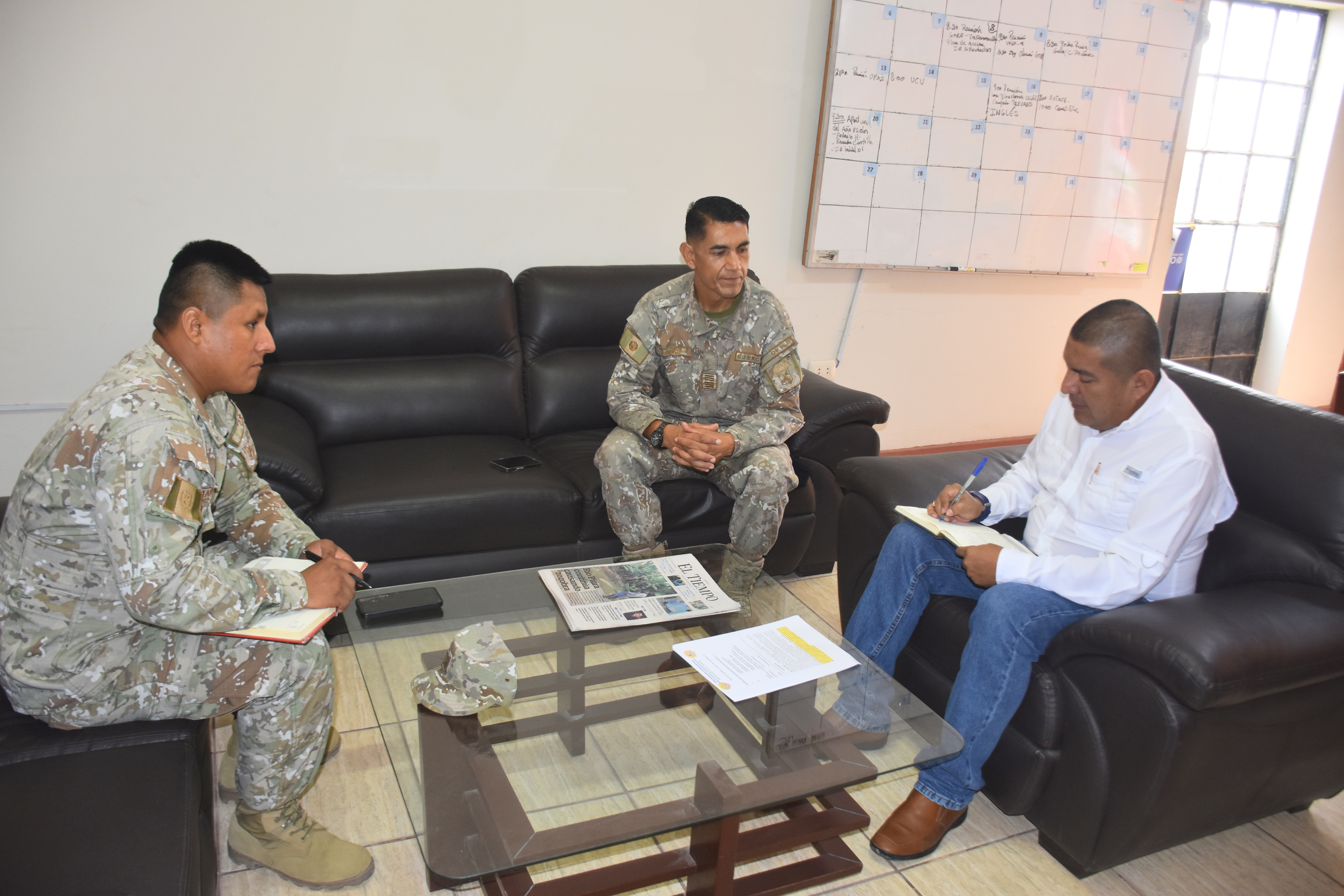 El Ejército del Perú apoyará en la recuperación de la infraestructura educativa afectada por las persistentes lluvias e inundaciones ocurridas durante las últimas semanas, así lo anunció el director regional de Educación Piura, Martín Gerardo Olivares Chanduví, a fin de garantizar el derecho a la educación, salvaguardar la seguridad y el bienestar de los escolares.

El Director de Educación, señaló que los directores/as de UGEL, se encuentran trabajando para analizar la situación actual de los colegios e invocó a las autoridades a involucrase en la rehabilitación inmediata de los colegios para asegurar el “Inicio del Año Escolar” el próximo 20 de marzo.

El funcionario explicó que se viene coordinando los directores/as de Unidas de Gestión Educativa Local (UGEL) para tomar acciones iniciales sobre el resguardo y protección de los materiales y mobiliarios que aún se pueden recuperar.
