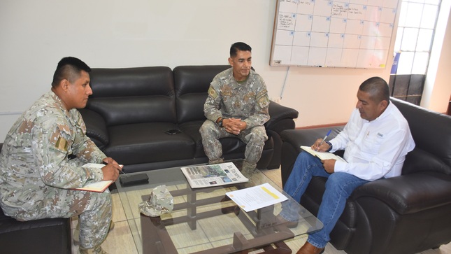 El Ejército del Perú apoyará en la recuperación de la infraestructura educativa afectada por las persistentes lluvias e inundaciones ocurridas durante las últimas semanas, así lo anunció el director regional de Educación Piura, Martín Gerardo Olivares Chanduví, a fin de garantizar el derecho a la educación, salvaguardar la seguridad y el bienestar de los escolares.

El Director de Educación, señaló que los directores/as de UGEL, se encuentran trabajando para analizar la situación actual de los colegios e invocó a las autoridades a involucrase en la rehabilitación inmediata de los colegios para asegurar el “Inicio del Año Escolar” el próximo 20 de marzo.

El funcionario explicó que se viene coordinando los directores/as de Unidas de Gestión Educativa Local (UGEL) para tomar acciones iniciales sobre el resguardo y protección de los materiales y mobiliarios que aún se pueden recuperar.
