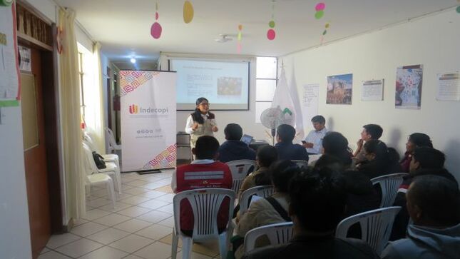 Durante la capacitación se entregó el Mapa de Consumo en idioma quechua.
La capacitación responde al trabajo conjunto entre el Indecopi y el Programa PAIS de la región.
