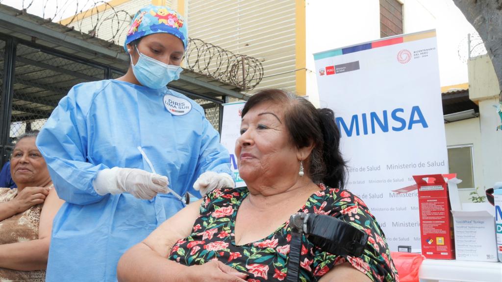Minsa vacuna contra la covid-19 a más de 400 mujeres del Establecimiento Penitenciario Santa Mónica en Chorrillos
