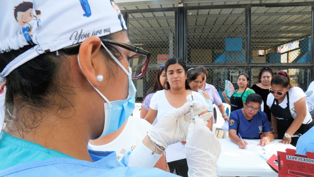 Minsa vacuna contra la covid-19 a más de 400 mujeres del Establecimiento Penitenciario Santa Mónica en Chorrillos