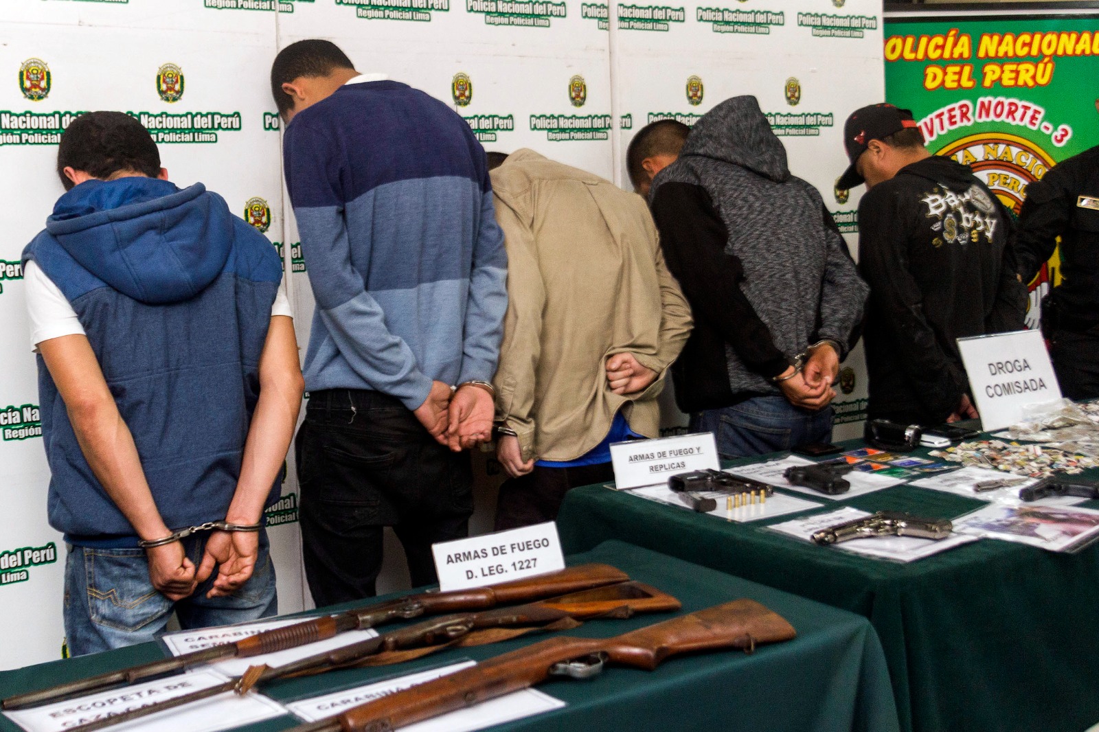 Un total de 1690 bandas criminales fueron desarticuladas por la Policía Nacional del Perú (PNP) en operativos ejecutados en distintos puntos del país, como resultado del fortalecimiento de la capacidad operativa policial para contribuir a la seguridad ciudadana y la paz social en el país.
Estas acciones se realizaron en el marco de una serie de medidas impulsadas por el Ministerio del Interior (Mininter) y la PNP para aumentar el número de efectivos en las calles de manera progresiva, a fin de combatir la delincuencia y el crimen organizado.
Cabe recordar que dichas disposiciones fueron anunciadas por el ministro del Interior, Vicente Romero, en la sesión del Consejo Nacional de Seguridad Ciudadana (Conasec) realizada el pasado 1 de marzo.
Durante estos operativos se detuvo a 41 300 personas por distintos delitos, de las cuales 10 208 presentaban requisitorias.
Golpe al crimen
Entre las bandas criminales más resaltantes que cayeron a manos de la PNP, figuran Los Malditos de Santa Luzmila, que tenía a ocho integrantes dedicados a los delitos de sicariato, extorsión, robo y tráfico ilícito de drogas en Comas.
Asimismo, en La Libertad, la Policía Nacional detuvo a 11 miembros de la red delincuencial “La Nueva Generación de Víctor Raúl”, quienes eran responsables de diversos asesinatos, cobros de cupos, robos agravados y extorsiones en Virú.
Los agentes del orden también asestaron un golpe certero a los ladrones de vehículos al desarticular a la red delincuencial “Los Clonadores del Norte Chico”, dedicada al robo de automóviles en Lima, Tacna, Áncash y otras zonas del país.
La Dirección de Investigación Criminal (Dirincri) de la PNP también capturó en el Cercado de Lima a tres integrantes de la banda “Los Trafas de la Maleta”, quienes estarían inmersos en el delito de estafa agravada en la modalidad del cuento de la maleta retenida.
Refuerzan el patrullaje
Tal como fue anunciado en la primera sesión del año del Conasec, la PNP también dispuso que el personal policial administrativo se sume a brindar seguridad en paraderos, colegios y cruces con mayor tránsito vehicular.
De igual manera, la Policía Nacional dispuso el despliegue del personal de la Unidad de Servicios Especiales y la Dirección Nacional de Operaciones Especiales para que garantice la seguridad en plazas y parques y recupere espacios inseguros.
Operativos policiales en el Callao
En el caso de la provincia constitucional del Callao, la PNP detuvo a un total de 2974 delincuentes comunes, entre ellos, 205 requisitoriados por la justicia.
En estas acciones policiales se desarticularon de 70 bandas criminales, incautaron 1019 celulares y recuperaron 51 vehículos robados.
En lo que respecta a la lucha contra el tráfico ilícito de drogas, en esta parte del país, la PNP decomisó un total de 23 605 envoltorios de estupefacientes.