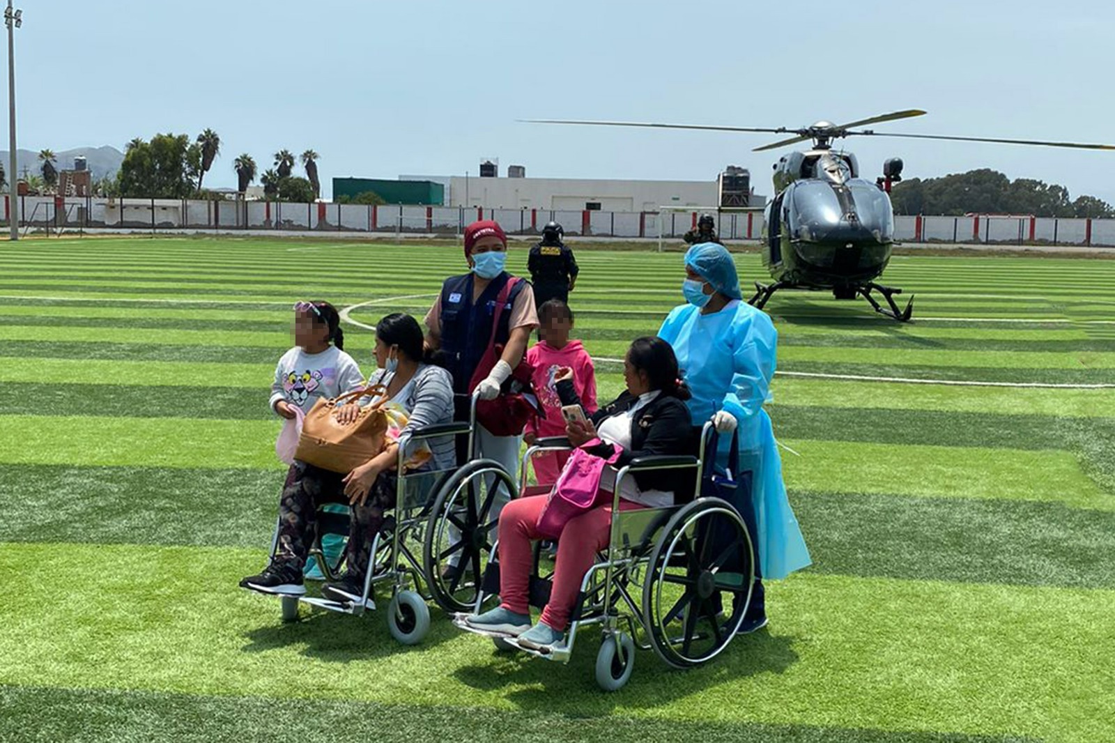 Gracias al apoyo de la Policía Nacional del Perú (PNP) dos mujeres en avanzado estado de gestación y un menor de edad que sufrió un accidente, fueron evacuados de emergencia vía aérea desde la provincia de Huarochirí hasta el centro de salud de la provincia de Cañete.
Esta rápida acción fue coordinada entre la Dirección Regional de Salud Lima que administra el Gobierno Regional, el Ministerio de Salud (Salud) y la institución policial debido a que el lugar, donde se encontraban las mujeres y el adolescente de 14 años de edad, permanecía aislado por las intensas lluvias y los huaicos que afectaron la carretera de la zona.
El helicóptero de la Dirección de la Aviación Policial (Diravpol) llegó hasta el anexo Piedra Grande, distrito de Santo Domingo de los Olleros en la provincia de Huarochirí para el traslado de las madres gestantes hacia el Centro de Salud de Mala y el adolescente fue evacuado al Hospital Rezola de Cañete.
Los pacientes vienen siendo atendidos por el equipo médico asistencial de los mencionados establecimientos de salud, quiénes gracias al apoyo del director ejecutivo de la Red Integral de Salud Chilca - Mala, brindaron el apoyo con las ambulancias para el traslado inmediato al centro de salud.