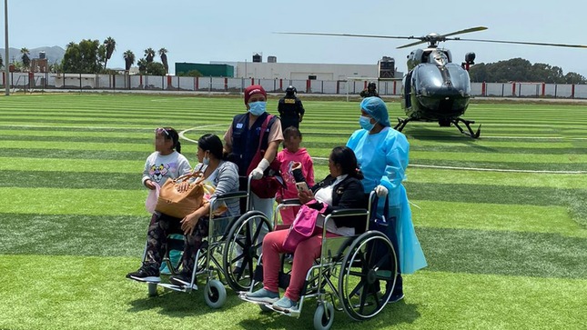 Gracias al apoyo de la Policía Nacional del Perú (PNP) dos mujeres en avanzado estado de gestación y un menor de edad que sufrió un accidente, fueron evacuados de emergencia vía aérea desde la provincia de Huarochirí hasta el centro de salud de la provincia de Cañete. 
 
Esta rápida acción fue coordinada entre la Dirección Regional de Salud Lima que administra el Gobierno Regional, el Ministerio de Salud (Salud) y la institución policial debido a que el lugar, donde se encontraban las mujeres y el adolescente de 14 años de edad, permanecía aislado por las intensas lluvias y los huaicos que afectaron la carretera de la zona.  
 
El helicóptero de la Dirección de la Aviación Policial (Diravpol) llegó hasta el anexo Piedra Grande, distrito de Santo Domingo de los Olleros en la provincia de Huarochirí para el traslado de las madres gestantes hacia el Centro de Salud de Mala y el adolescente fue evacuado al Hospital Rezola de Cañete.

Los pacientes vienen siendo atendidos por el equipo médico asistencial de los mencionados establecimientos de salud, quiénes gracias al apoyo del director ejecutivo de la Red Integral de Salud Chilca - Mala, brindaron el apoyo con las ambulancias para el traslado inmediato al centro de salud. 

