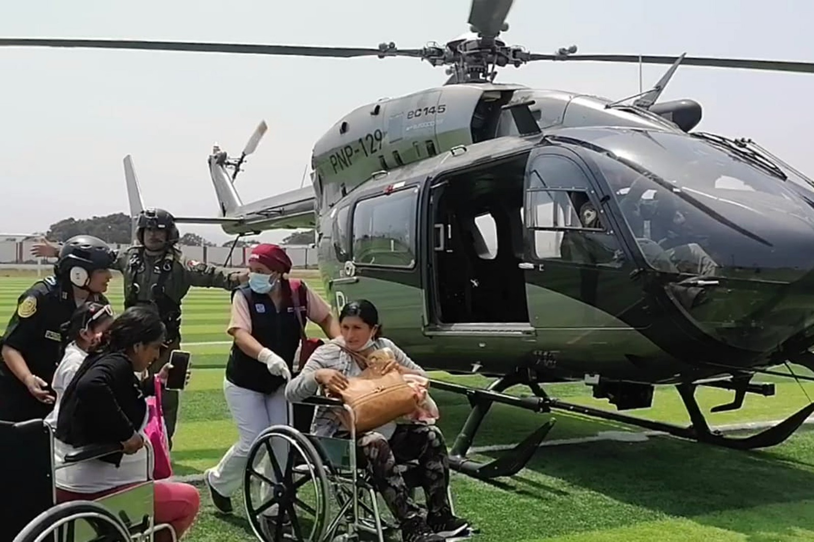 Gracias al apoyo de la Policía Nacional del Perú (PNP) dos mujeres en avanzado estado de gestación y un menor de edad que sufrió un accidente, fueron evacuados de emergencia vía aérea desde la provincia de Huarochirí hasta el centro de salud de la provincia de Cañete.
Esta rápida acción fue coordinada entre la Dirección Regional de Salud Lima que administra el Gobierno Regional, el Ministerio de Salud (Salud) y la institución policial debido a que el lugar, donde se encontraban las mujeres y el adolescente de 14 años de edad, permanecía aislado por las intensas lluvias y los huaicos que afectaron la carretera de la zona.
El helicóptero de la Dirección de la Aviación Policial (Diravpol) llegó hasta el anexo Piedra Grande, distrito de Santo Domingo de los Olleros en la provincia de Huarochirí para el traslado de las madres gestantes hacia el Centro de Salud de Mala y el adolescente fue evacuado al Hospital Rezola de Cañete.
Los pacientes vienen siendo atendidos por el equipo médico asistencial de los mencionados establecimientos de salud, quiénes gracias al apoyo del director ejecutivo de la Red Integral de Salud Chilca - Mala, brindaron el apoyo con las ambulancias para el traslado inmediato al centro de salud.