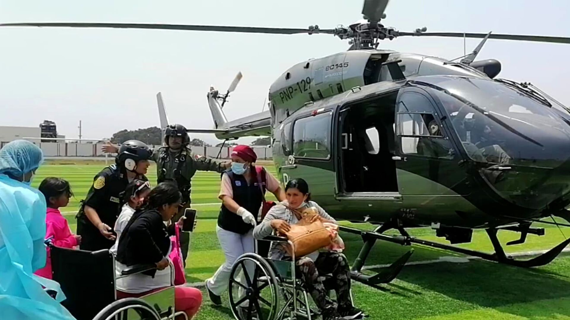 Trasladan vía aérea a gestantes de alto riesgo y menor que sufrió accidente en Huarochirí