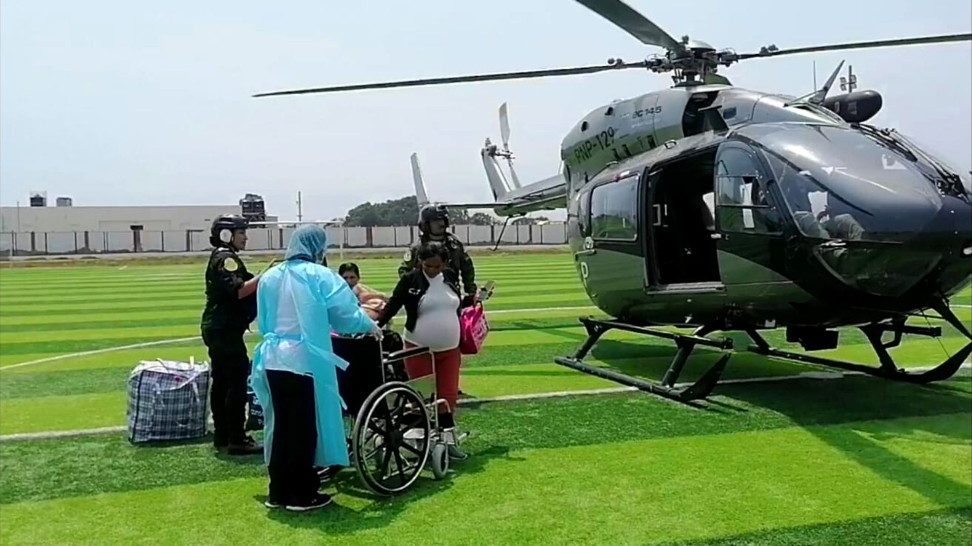 Trasladan vía aérea a gestantes de alto riesgo y menor que sufrió accidente en Huarochirí