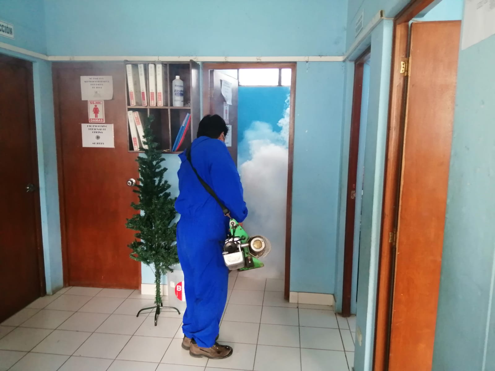 Instituciones educativas son fumigadas para evitar la proliferación del dengue