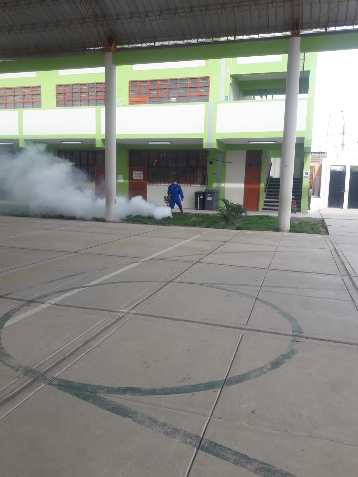 Instituciones educativas son fumigadas para evitar la proliferación del dengue
